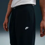 Pantalón deportivo negro de corte recto con cintura elástica y logo de Nike bordado en blanco en la pierna izquierda.