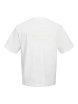 Camiseta blanca de manga corta con cuello redondo y corte holgado.