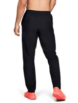 Pantalón deportivo negro de tejido ligero, con logo Under Armour estampado en blanco en la pierna izquierda.