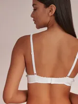 Soutien halter blanco de algodón con breteles finos y detalle de puntilla en escote y breteles.