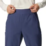 Pantalón jogger color marrón, con cintura elástica, bolsillos laterales y puños elásticos.