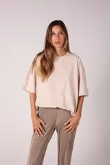 Remera beige de algodón, corte amplio y mangas cortas.