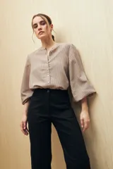 Pantalón recto negro de algodón con tiro medio y bolsillos delanteros.