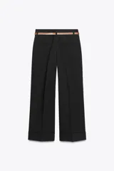 Pantalón marrón de tiro alto con cinturón negro, bolsillos delanteros y cierre frontal con cremallera y gancho metálico.
