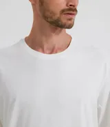 Remera blanca de manga corta, cuello redondo y corte recto.