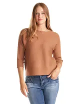 Buzo color tostado de tejido acanalado, con cuello bote y manga japonesa 3/4.