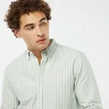 Camisa de vestir de hombre, a rayas verticales color verde claro y blanco, de corte clásico, con cuello abotonado y mangas largas.
