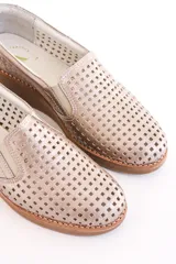 Panchitas Aura de cuero color beige con capellada calada y suela blanca.