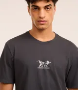 Remera de mangas cortas color gris oscuro, confeccionada en algodón, con cuello redondo y estampa frontal de montañas y texto "Alive Outside Environment".