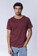 Remera marrón de corte clásico y mangas cortas.
