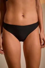 Bombacha vedetina estampada con motivos geométricos y florales en tonos rosados, amarillos, verdes y azules.