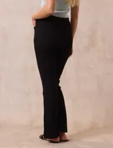 Jegging azul oscuro marca Zac & Rachel con pretina elastizada, bolsillos delanteros y traseros, y terminación bootcut.