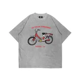 Remera gris de corte oversize con estampa de una moto roja y la frase "Lo Viejo Funciona".