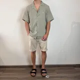 Camisa negra de muselina con manga corta y corte oversize.