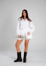 Conjunto de camisa manga globo y short forrado, color celeste.