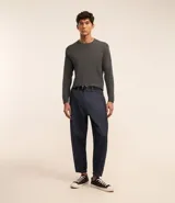 Suéter de punto azul marino para hombre, con cuello redondo, sisas ligeramente desplazadas y bajo y puños acanalados.