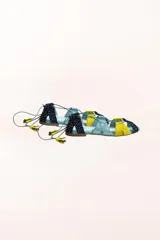 Sandalias planas con diseño original, combinando diferentes materiales: terciopelo de seda, seda flocada y glitter.