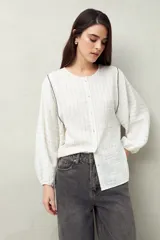 Camisa blanca a rayas grises, de lino, con cuello mao, mangas largas abullonadas y bordados en las sisas.