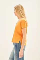 Remera color naranja de algodón peruano, con escote en V y mangas cortas.