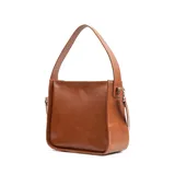 Cartera de cuero color habano, con acceso superior con cierre. Tiene correa de hombro y correa bandolera extraíble.