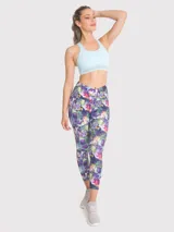 Top deportivo fucsia con soporte medio, almohadillas removibles, tirantes finos con detalle de encaje y espalda con tirante grueso central.