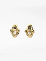 Caravanas metálicas doradas con diseño orgánico en relieve, decoradas con apliques de perla natural y una pequeña cuenta negra. Poseen cierre de broche.