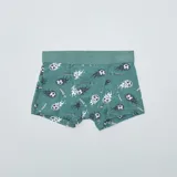Pack de tres boxers de algodón con cintura elástica: uno blanco con estampado de pelotas de fútbol y llamas, uno negro con cintura a rayas y uno verde con estampado de pelotas de fútbol y llamas.