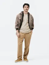 Campera marrón unisex con capucha y cierre frontal, confeccionada en algodón con felpa, corte regular fit y bolsillos tipo canguro.
