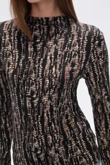 Remera negra de manga larga con cuello alto, confeccionada en viscosa y elastano, de corte ajustado.