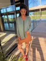 Sweater de tejido fino de viscoza color verde agua, con una tira vertical de cuero ovino en el centro.