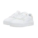 Zapatillas Puma Cali Court Match blancas con detalles en beige en el talón y en la lengüeta.