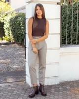 Botinetas de cuero color chocolate, con diseño de textura tipo reptil en el empeine y laterales. Presentan un taco cuadrado de altura media, suela de goma negra y cierre lateral para mayor comodidad.