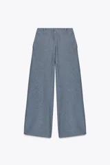 Pantalón de tiro alto con trabillas, bolsillos laterales y de parche en la espalda. Cierre frontal con cremallera y ganchos metálicos.