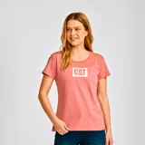 Remera negra de manga corta con cuello redondo y logo metálico de CAT estampado en el pecho.