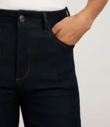Pantalón recto de jeans azul oscuro con cintura mediana, bolsillos y sin estampado.