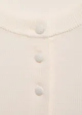 Cárdigan negro de tejido de punto fino, con cuello redondo y cierre frontal con botones.