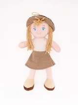 Muñeca de tela con vestido marrón, sweater blanco y sombrero marrón.