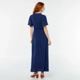 Vestido largo azul con cuello en V efecto cruzado y mangas cortas.