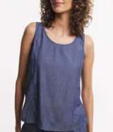 Musculosa de jeans color azul con recortes y cierre por botón.
