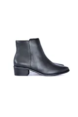 Botín de cuero negro con textura, caña baja, puntera ligeramente puntiaguda, cierre lateral y tacón bloque de 4 cm.