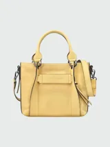 Cartera tote de cuero color rojo con doble asa corta y correa larga extraíble. Tiene cierre superior y bolsillo frontal con solapa con el logo de la marca.