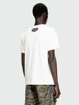 Remera blanca de algodón con parche rectangular estampado en el pecho. Corte clásico y cuello redondo.