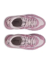Zapatillas de running Under Armour Charged Verssert 2 para mujer, color gris oscuro y negro con detalles en rosa.