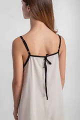 Vestido largo verde oliva de lino, con breteles finos negros y escote cuadrado con ribete negro.