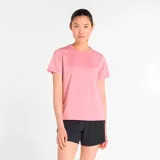 Remera deportiva de poliéster color rosado, de corte clásico y manga corta.
