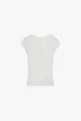 Camiseta blanca de algodón con corte slim fit, cuello redondo y mangas cortas. Presenta detalle de combinación de tejidos a tono en las mangas.