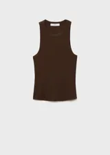 Musculosa de canalé color amarillo pastel, con cuello halter y tirantes anchos.