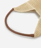 Bolso playero tipo tote bag confeccionado en paja color beige, con asas de mano de cuero sintético trenzado color marrón.