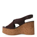 Sandalia de plataforma alta con base de corcho, capellada de tiras cruzadas de gamuza color beige y pulsera ajustable con hebilla metálica dorada.