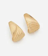 Par de aros tipo botón con forma triangular y textura de líneas en relieve. Terminación en color dorado brillante.